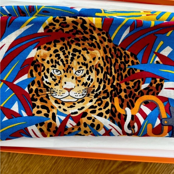 hermes les 12 leopards shawl